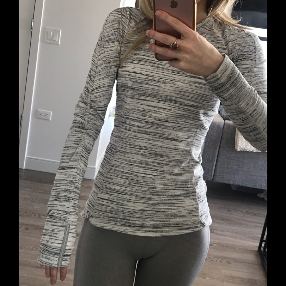 Black and white lululemon long sleeve size 4